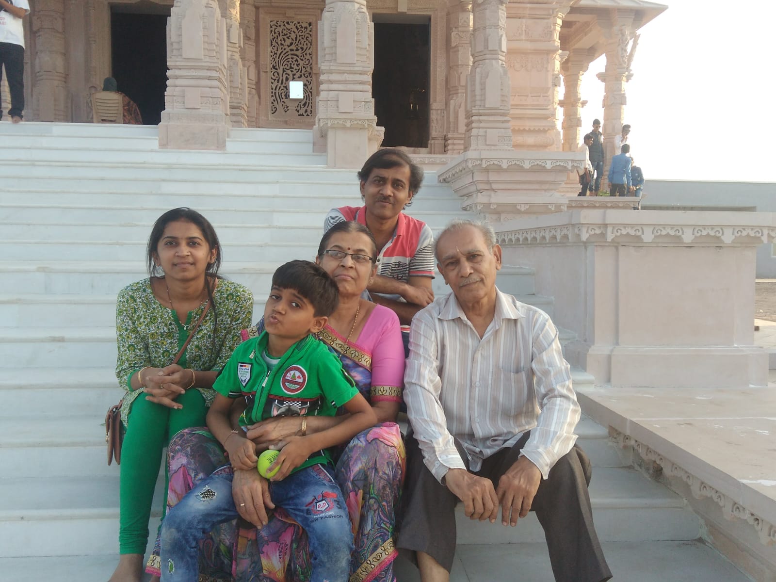 Siblings with Mumma