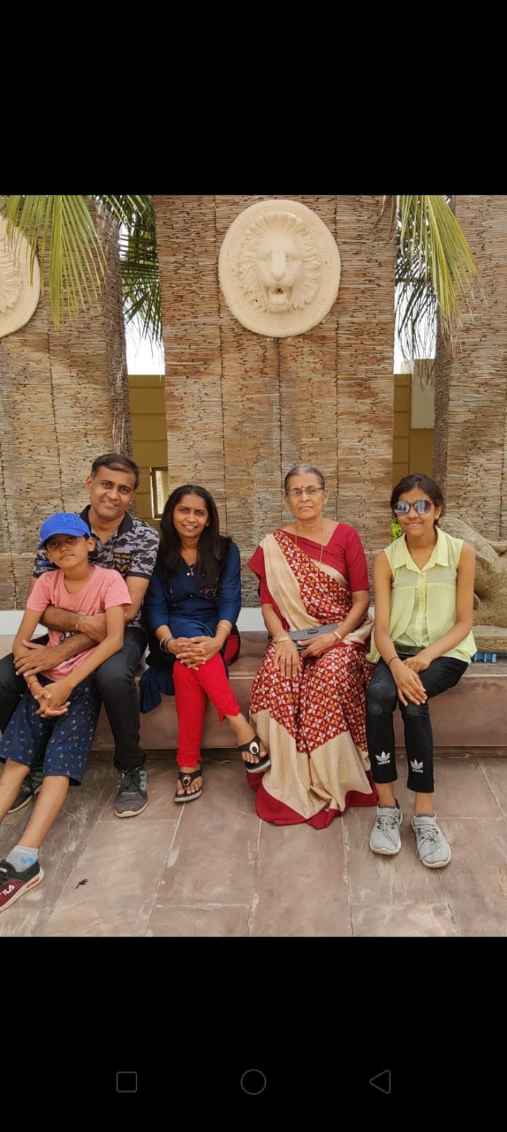 Siblings with Mumma