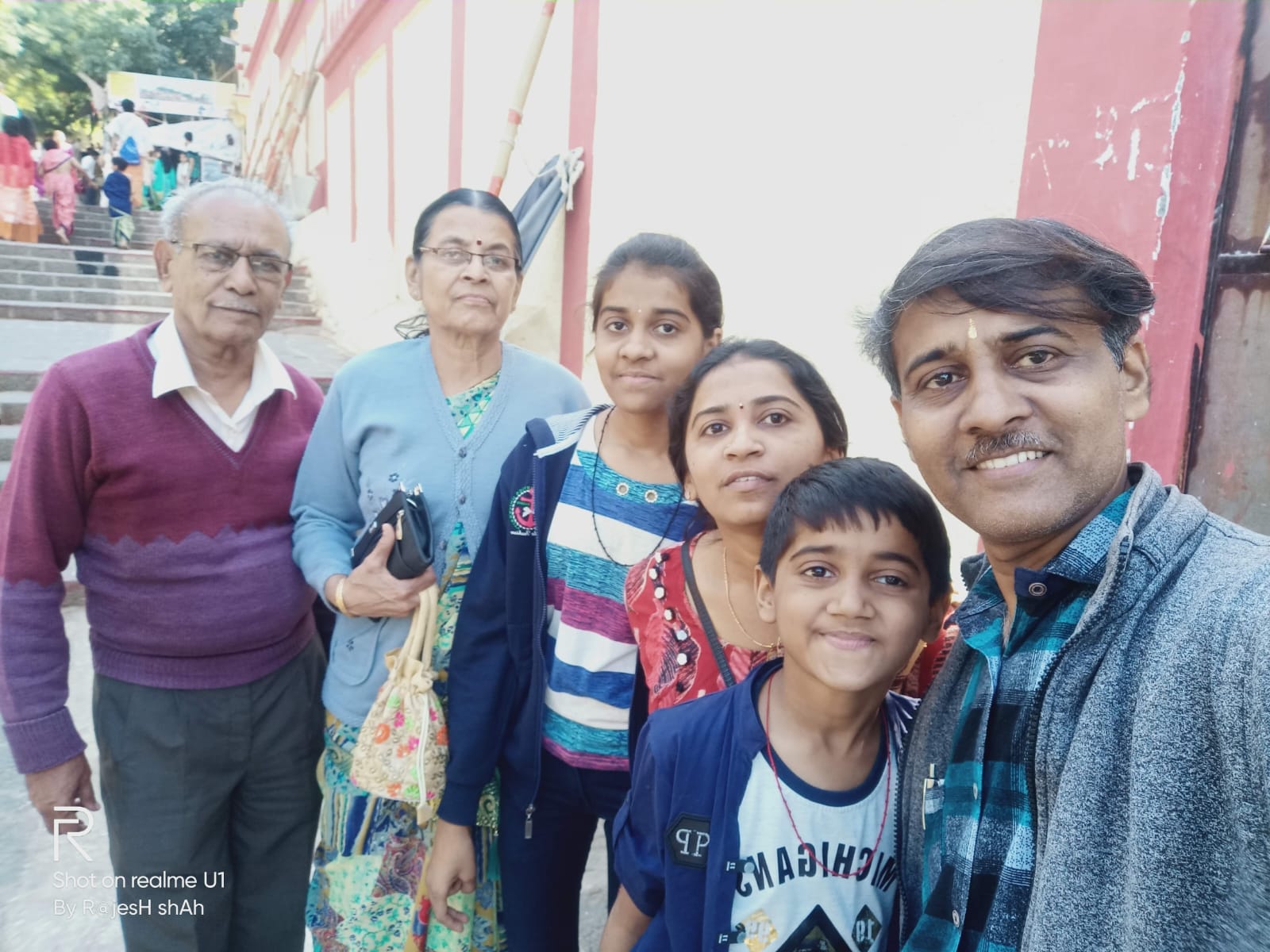 Siblings with Mumma