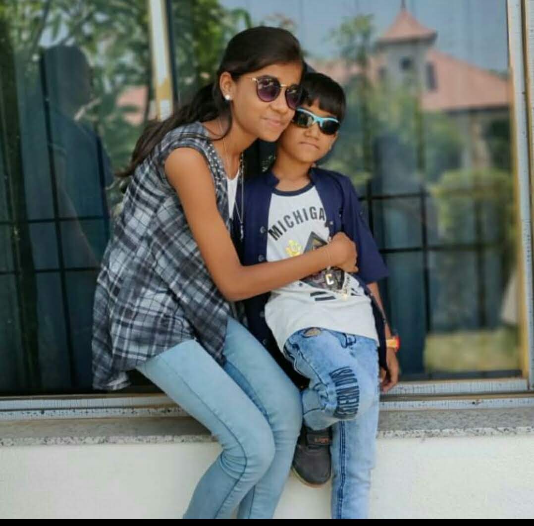 Siblings with Mumma